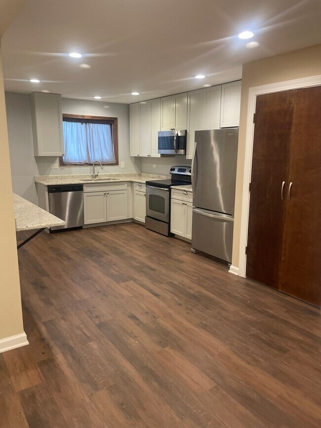 Foto del edificio - 1221 Whispering Hills Ct