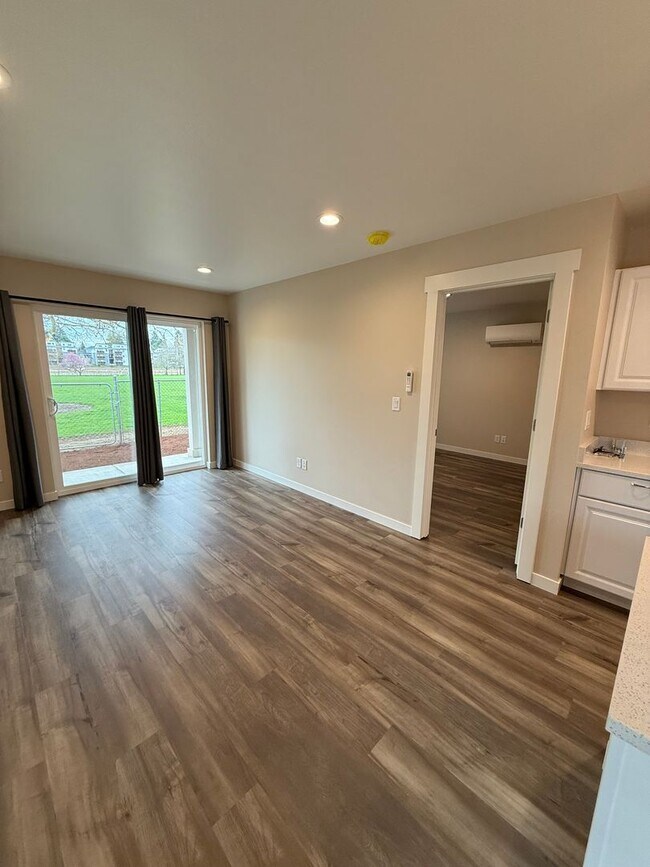 Foto del edificio - Modern Luxury ADU Retreat with Open Kitchen, Island & Private Yard