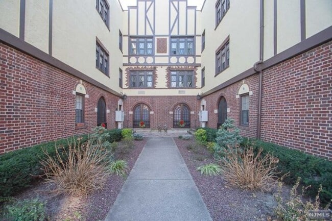 Building Photo - 29 Godwin Ave