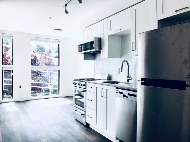 Photo du bâtiment - Sleek Modern 1-Bed with Rooftop Patio in the West End – $2,225/mo