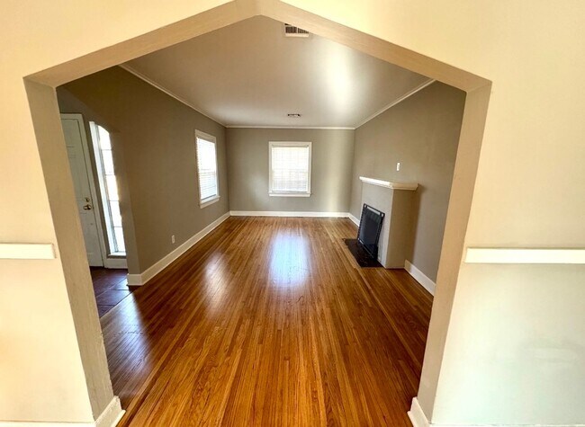 Building Photo - Charming and Remodeled 2 bedroom, 1 Bath within walking distance to everything on Brookside!