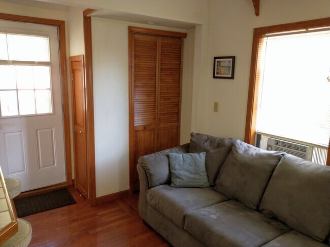 Living area/ front door, closet - 1906 NW Catawba Rd