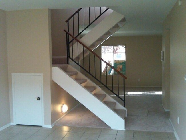 Building Photo - Spacious Two Story Townhome