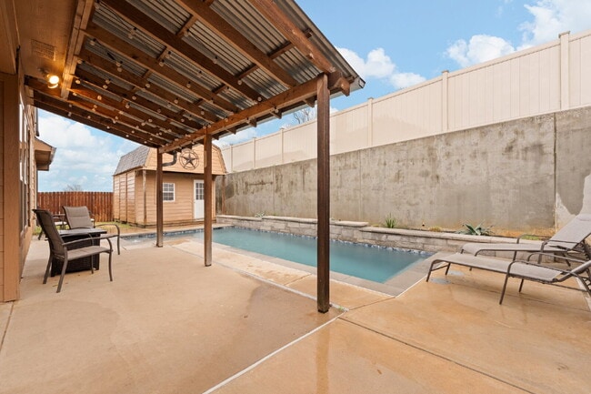 Foto del edificio - Spacious 5-Bedroom Retreat on Hidden Lake Court with Pool