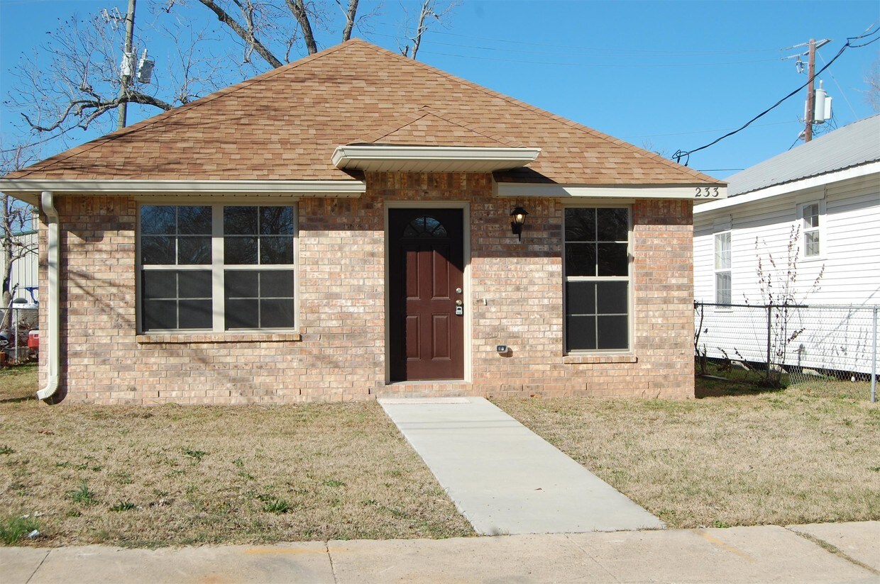 Primary Photo - 233 Fayard St