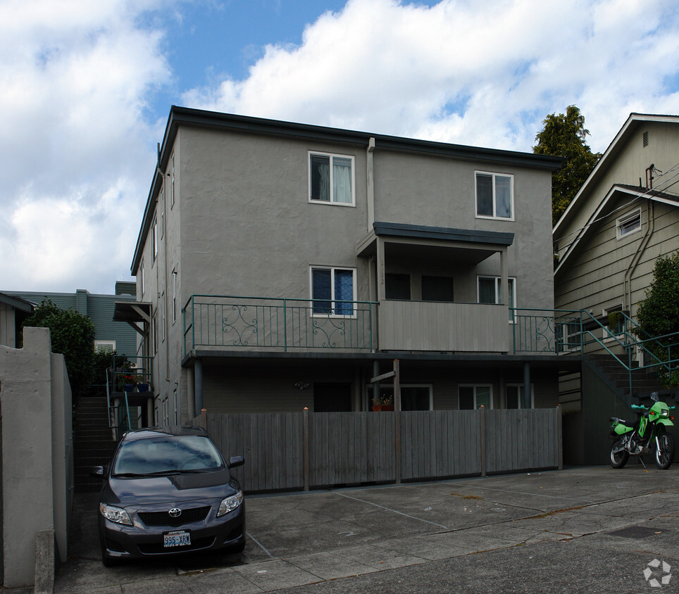 Primary Photo - Green Lake Apartments