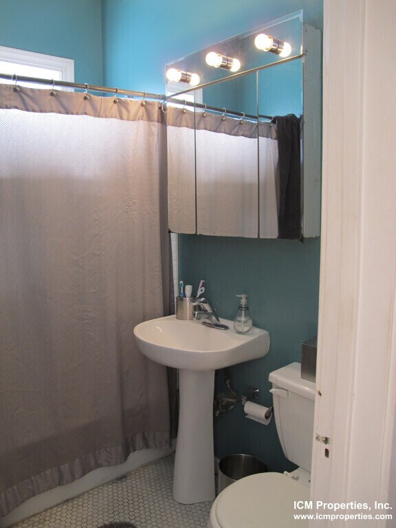 Building Photo - 4817 N Wolcott Ave