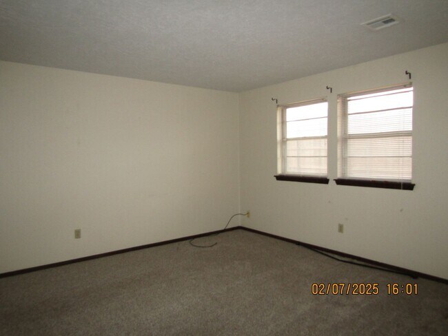 Building Photo - Great Condo located on the Westside of Law...
