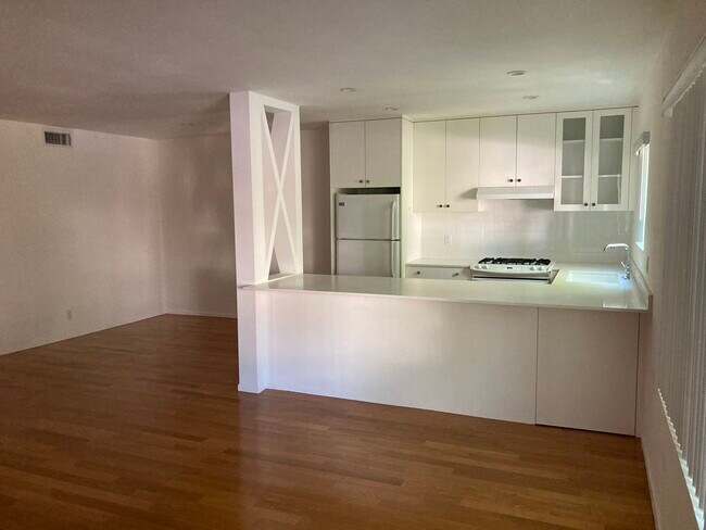 Foto del edificio - 1346 N Laurel Ave