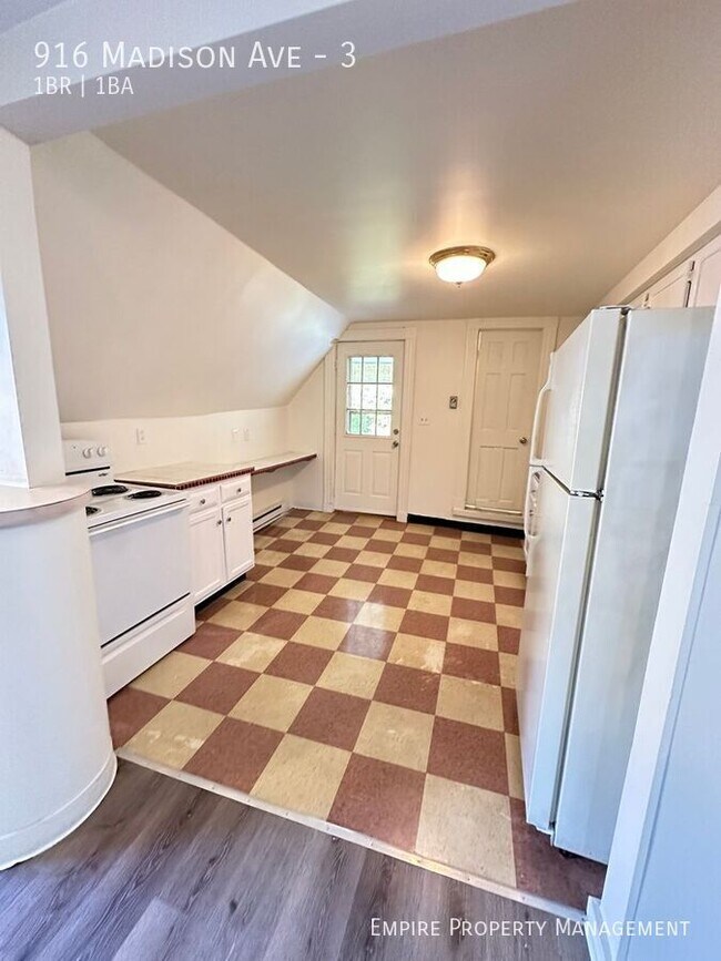 Building Photo - Available Now! 3rd Fl- 1 bed/1 bath in Scr...