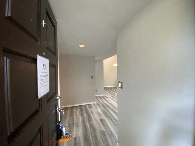 Foto del edificio - Updated Two Bedroom, Two Bath Condo