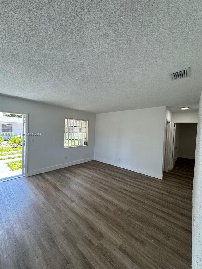 Foto del edificio - 1373 NE 146th St