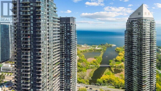 Photo du bâtiment - 2220 Lake Shore Blvd W