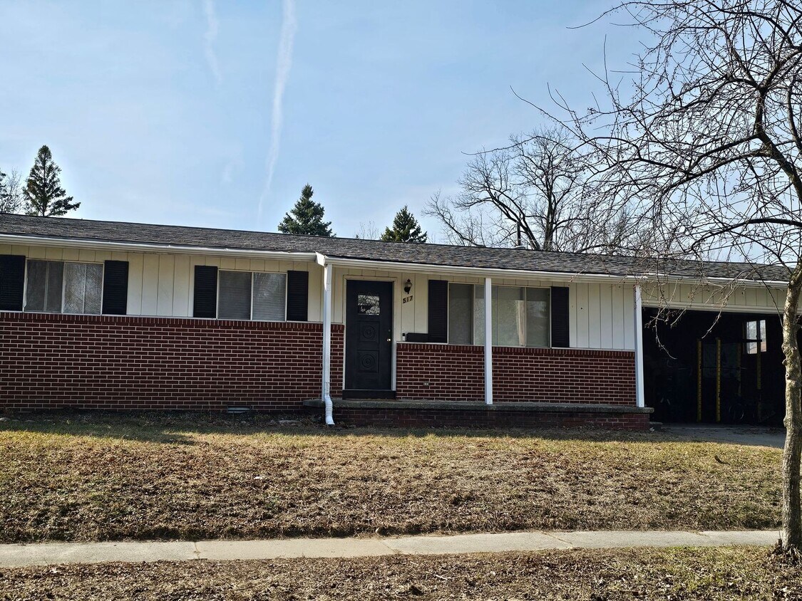 Building Photo - Three Bedroom Home near BGSU