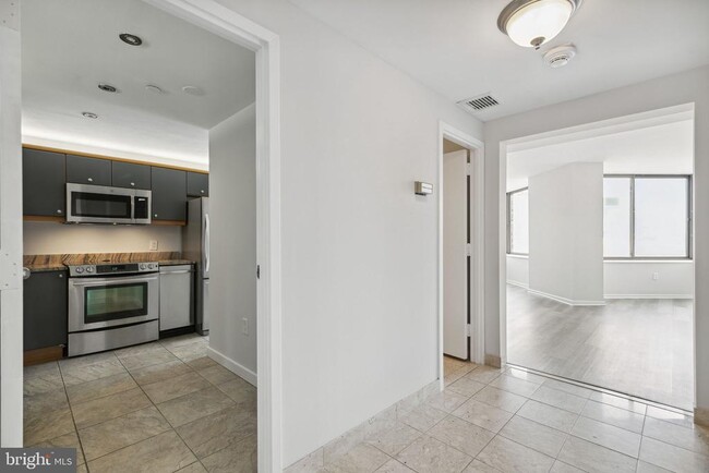 Building Photo - 202-10 W Rittenhouse Square