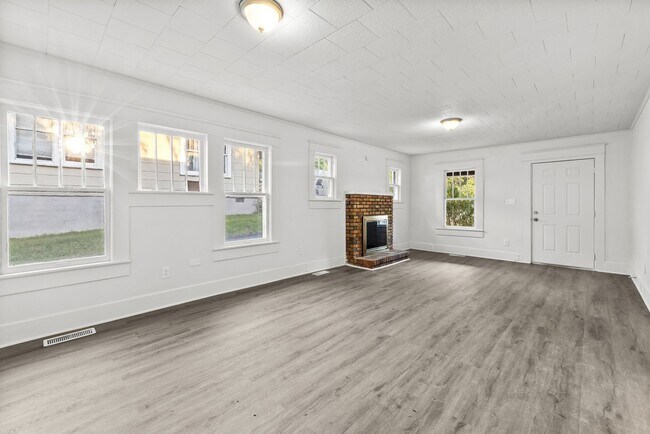 Building Photo - Beautiful Fully Renovated Home