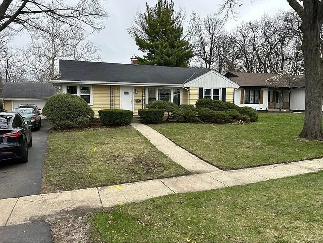 Primary Photo - 933 Crest St