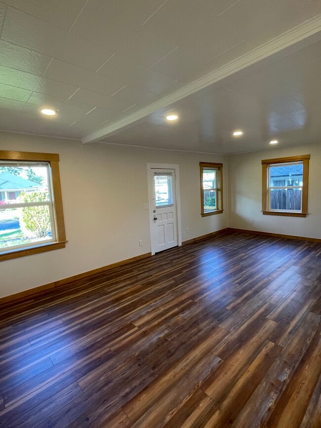 Living - 1200 E 6th St