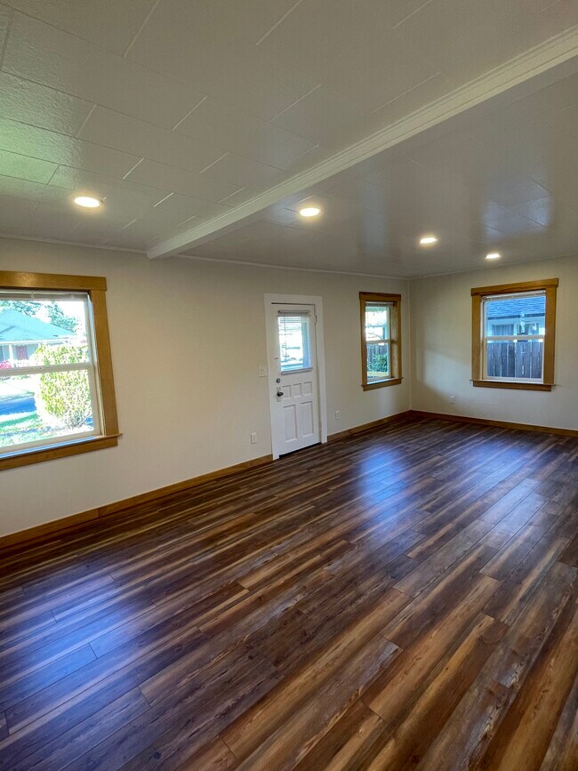 Viviendo - 1200 E 6th St