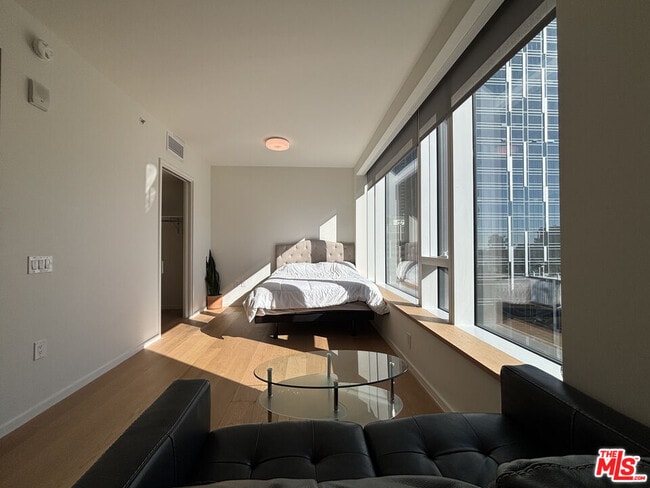 Building Photo - 889 Francisco St