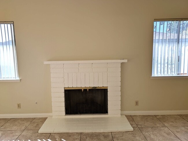 Foto del edificio - 2 Stories SFR - 4 Bedrooms + 2 Baths.  AVAILABLE NOW!