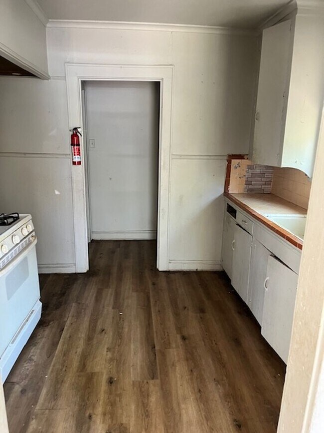 Building Photo - Classic 2 Bedroom Home