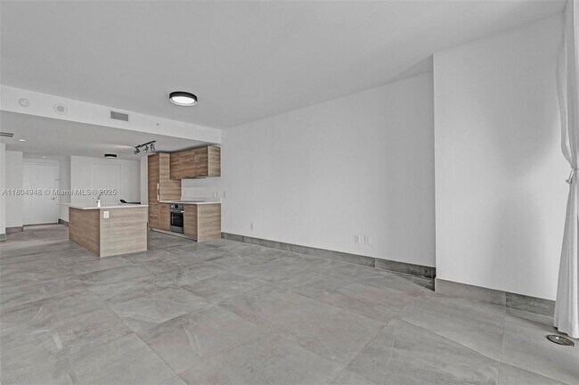 Foto del edificio - 650 NE 32nd St