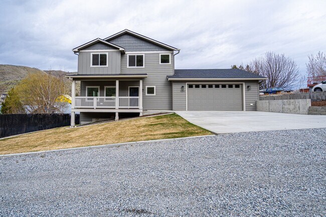 Foto del edificio - Newer Construction! 3 bed/2.5 bath, double garage, central heat/air, VIEWS!