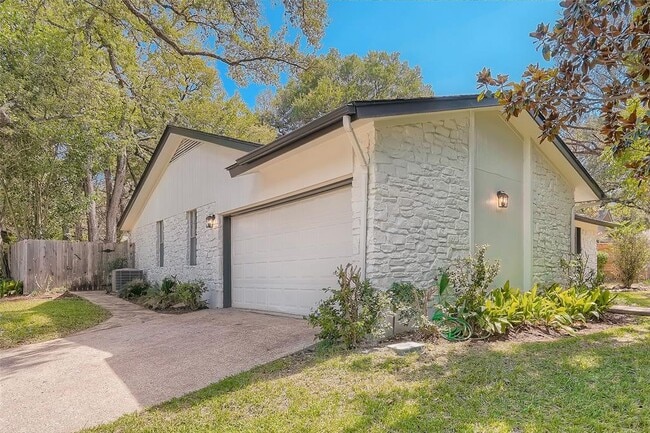 Building Photo - 7401 Whispering Oaks Dr