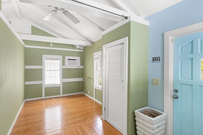 Foto del edificio - Cozy 1BR/1BA Apartment on Seminary Street ...