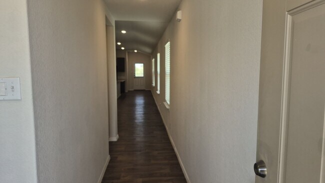 Foto del edificio - 345 Middle Grn Lp