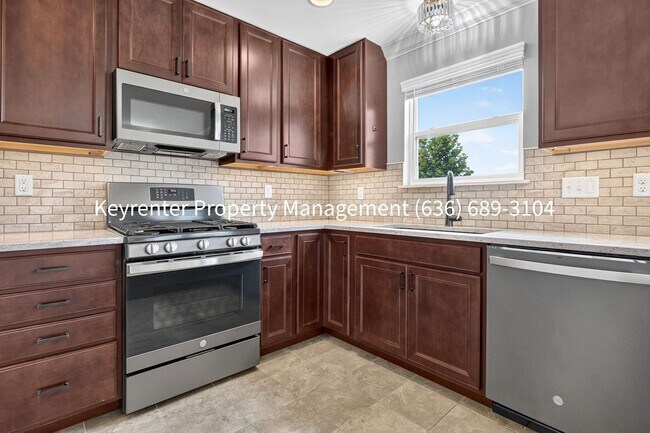 Foto del edificio - Spacious 4-Bedroom Home for Rent Near Butler Lake