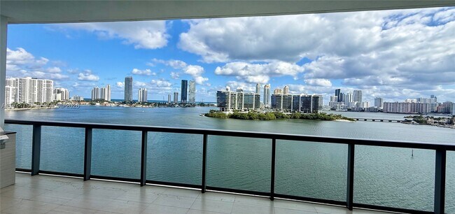 Foto del edificio - 3300 NE 188th St