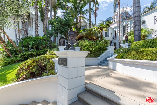 Foto del edificio - 8499 Fountain Ave