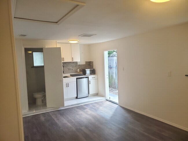 Building Photo - 3330 Rosefield Dr