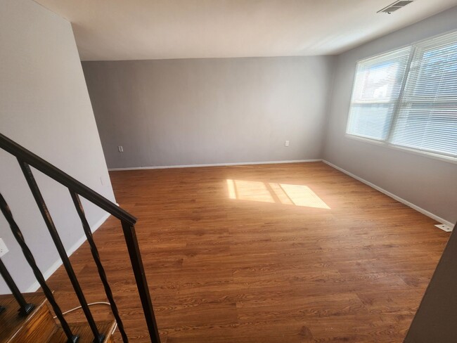 Building Photo - Cozy 3 bedroom 1 bathroom town home locate...