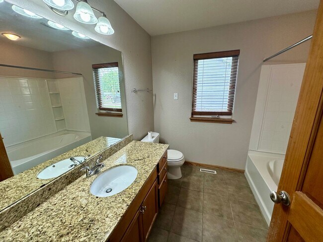 Foto del edificio - 4 Bedroom Single Family with movie theater...