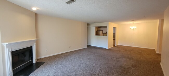 Foto del edificio - Affordable Roomate Floor Plan - 2 Full Bat...