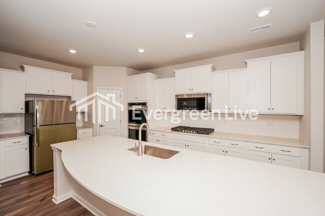 Building Photo - 6508 Fairfax Ct