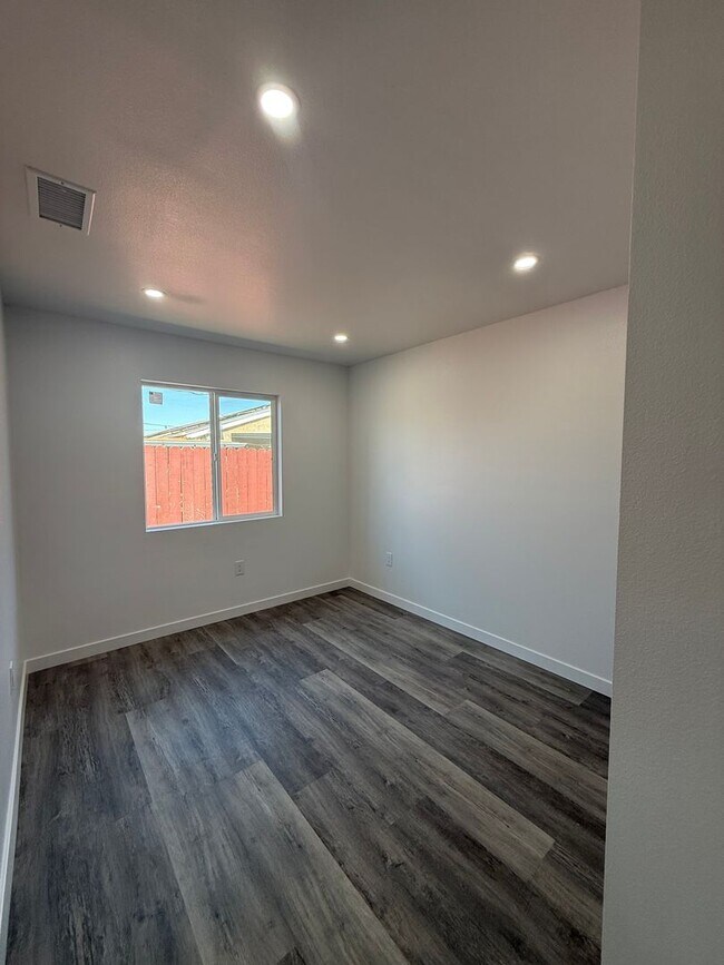 Foto del edificio - 2 bed, 1 bath ADU with private yard and laundry