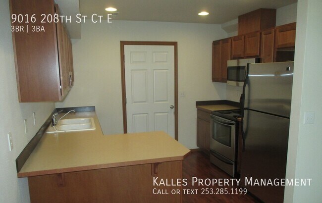 Building Photo - Beautiful 3 Bed 2.5 Bath Duplex in Graham