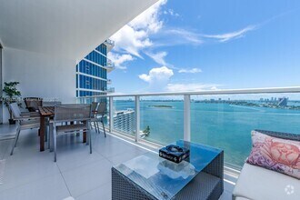 Building Photo - 2020 N Bayshore Dr