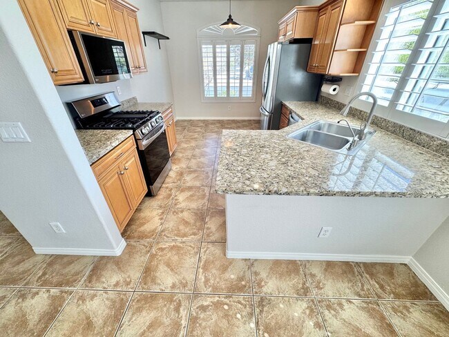 Foto del edificio - STUNNING SINGLE-FAMILY HOME 3/ BEDROOM / 2...