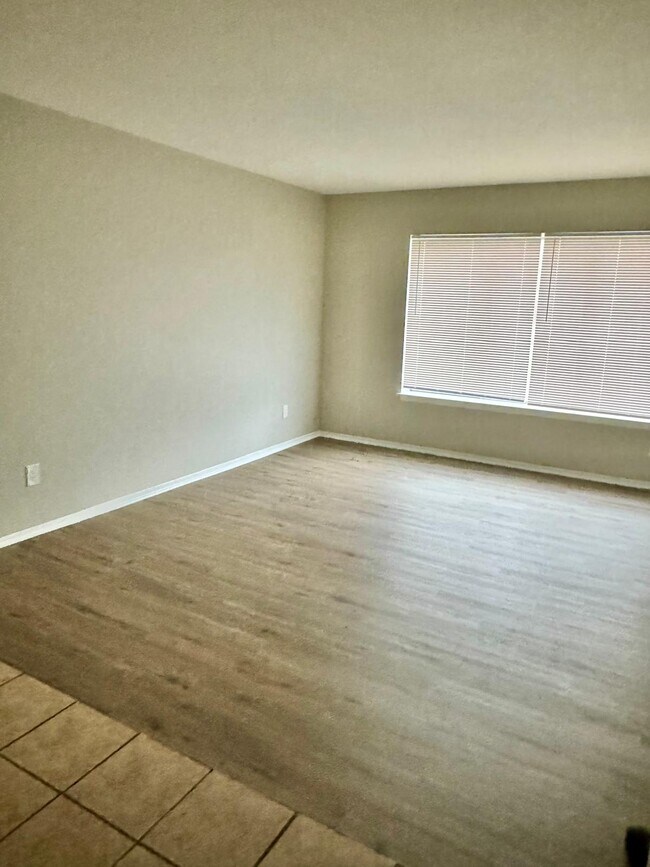 Foto del edificio - 24651 W McNichols Rd