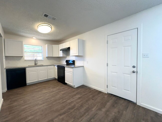 Foto del edificio - Updated 3 Bed/ 2 Bath Available!