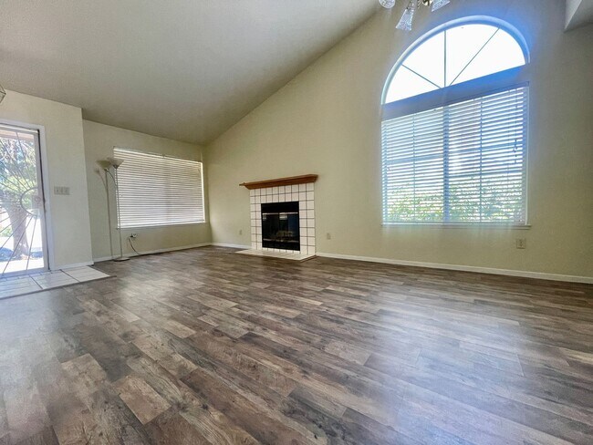 Foto del edificio - PRICE DROPPED !!!! Turn Key 3bed/2bath Hom...