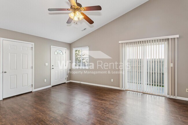 Foto del edificio - 3 bedroom 2 bath duplex