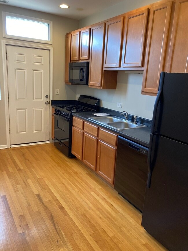 Building Photo - 4042 S Calumet Ave