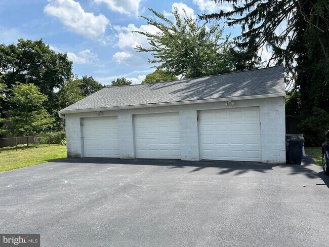 Building Photo - 19 Lowrys Ln