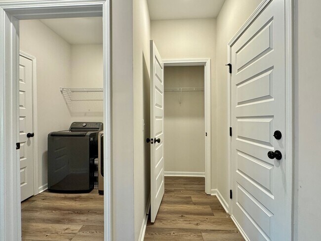 Foto del edificio - $500 RENT CREDIT | MOVE IN READY! (Pet Friendly)
